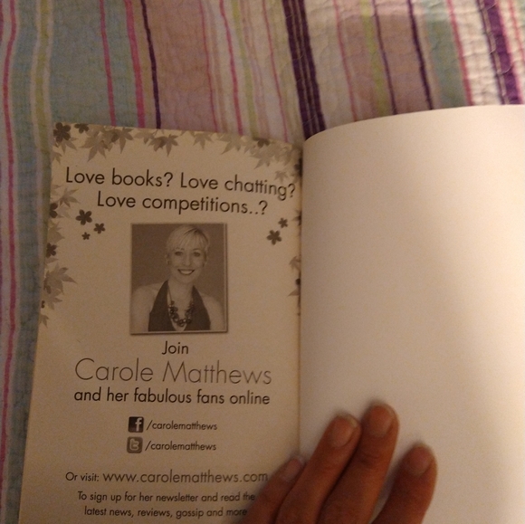 Let's Meet on Platform 8 by Carole Matthews Paperback Book - Picture 5 of 6